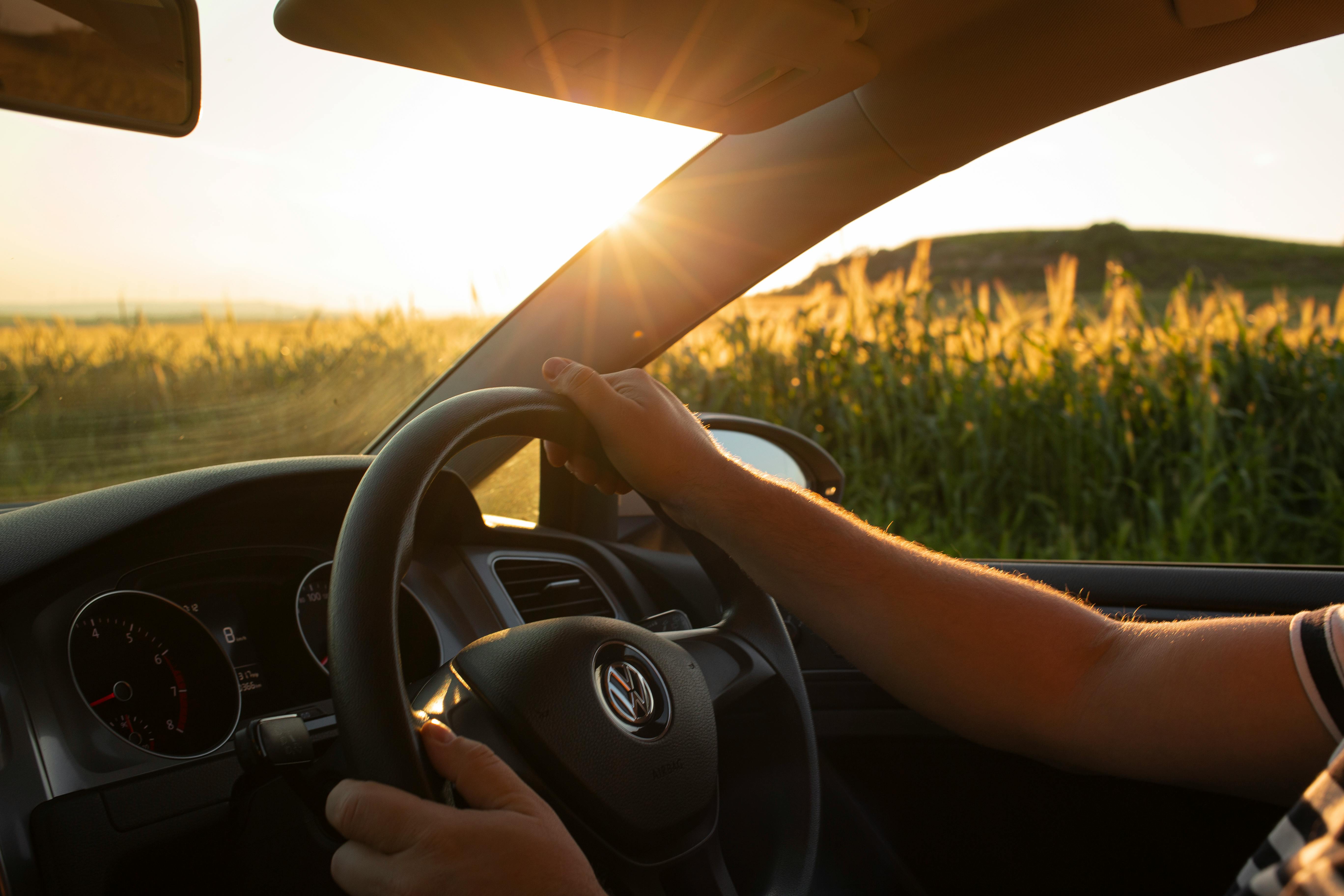 laagstaande zon in een auto